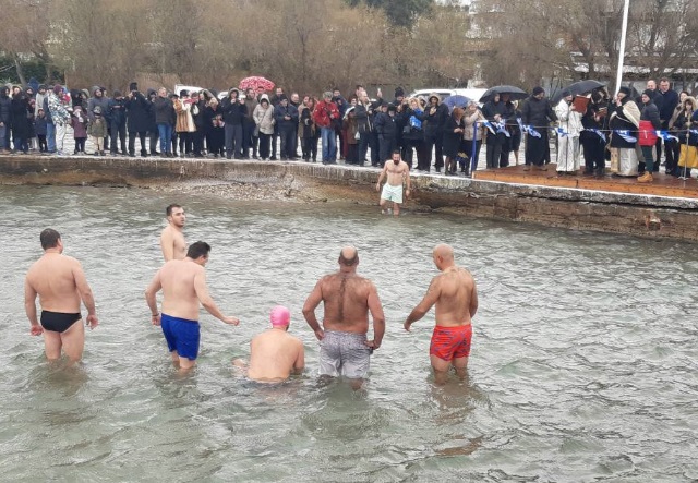 Οι... γενναίοι του Κορωπίου: Αψήφησαν την κακοκαιρία και έδωσαν το «παρών» στα Θεοφάνια στην Αγ. Μαρίνα (Βίντεο & Φωτός)