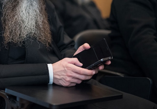 Σε εκκλησία της νότιας Αττικής ιερουργούσε ο σάτυρος ιερέας που συνελήφθη στην Π. Φώκαια!