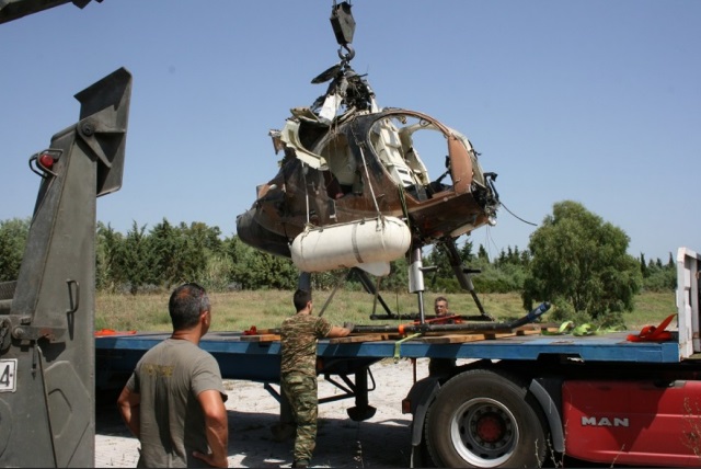 Ανελκύσθηκε από τον υγροβιότοπο του Σχινιά το μοιραίο ψεκαστικό ελικόπτερο (Φωτός)