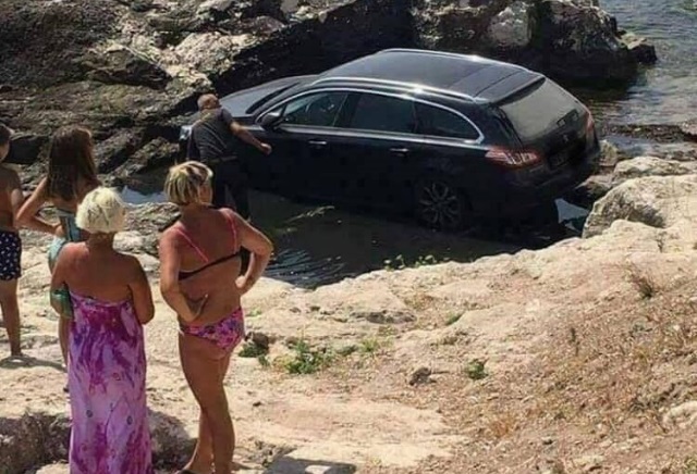 Η φάρσα με το αυτοκίνητο στη θάλασσα της... Αρτέμιδας! (Φωτό της πηγής) 