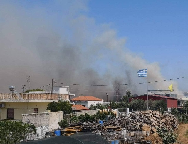 Υπό έλεγχο, περιμετρικά, η φωτιά που ξέσπασε στο Πέτα! (Φωτός)