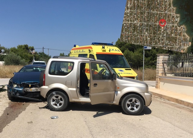 Σφοδρή σύγκρουση δύο ΙΧ σε διασταύρωση στον Αγ. Νικόλαο Αρτέμιδας (Φωτός)