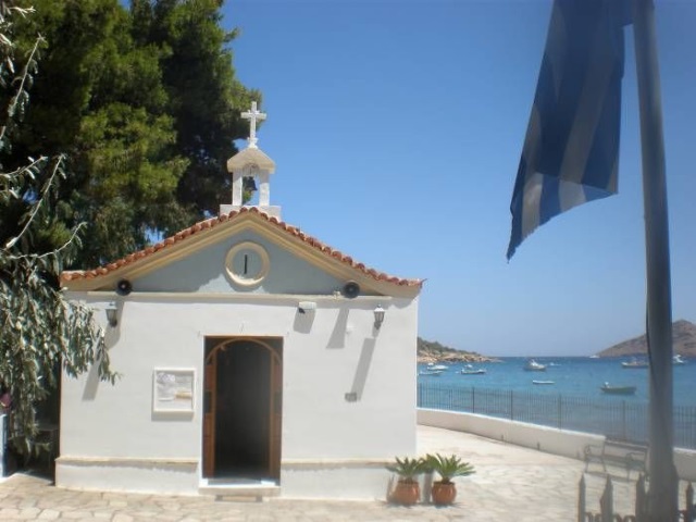 Απρέπεια σε βάρος της ελληνικής σημαίας στην εκκλησία του Αγ. Σπυρίδωνα Πόρτο Ράφτη!