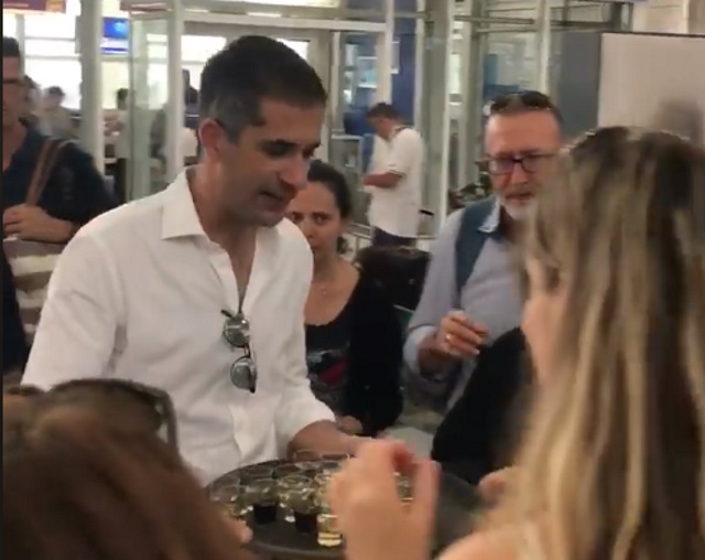 Όταν ο Κώστας Μπακογιάννης έγινε από περιφερειάρχης, σερβιτόρος και ξεναγός στο «Ελ. Βενιζέλος»! (Βίντεο)