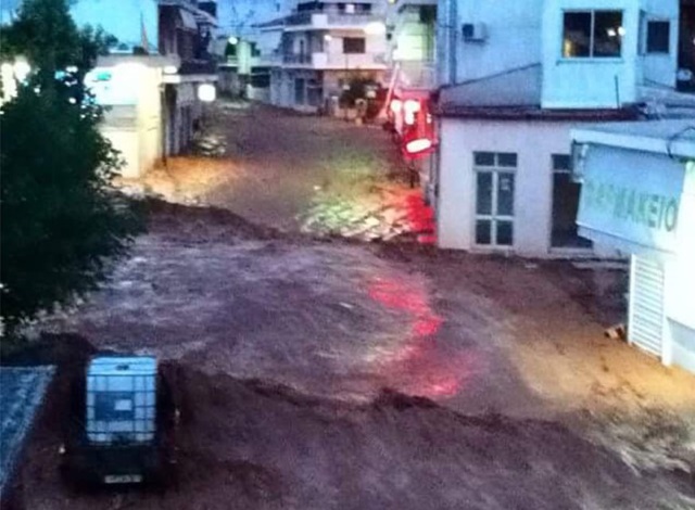 Στο ίδιο εφιάλτη θεατές οι κάτοικοι της Μάνδρας με τη Ρένα Δούρου να ετοιμάζεται για νέα μηνυτήρια αναφορά! (Βίντεο)