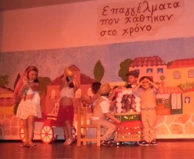 Εντυπωσίασαν τα παιδιά των παιδικών σταθμών του Δήμου Κρωπίας στη γιορτή τους στο δημαρχείο (Φωτός)