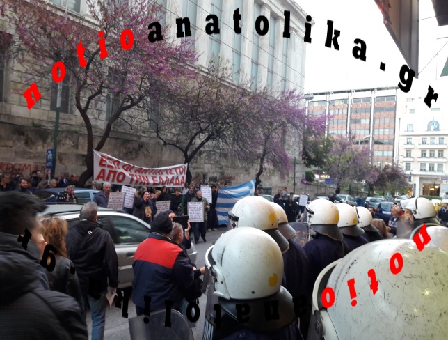 Στιγμές ακραίου σκοταδισμού έξω από το θέατρο «Ακροπόλ» όπου παίζεται η ροκ όπερα «Jesus Christ Superstar» (Φωτός & Βίντεο)