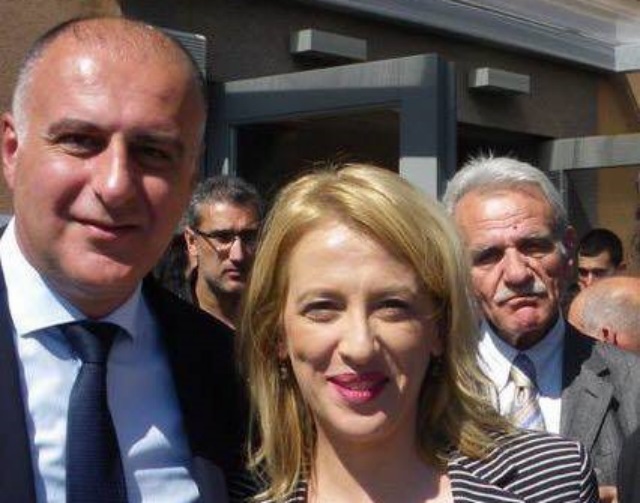 Οι θερμοί εναγκαλισμοί του δημάρχου Σπάτων – Αρτέμιδας, Δημ. Μάρκου με τη διωκόμενη για 125 θανάτους Ρένα Δούρου! (Φωτός)