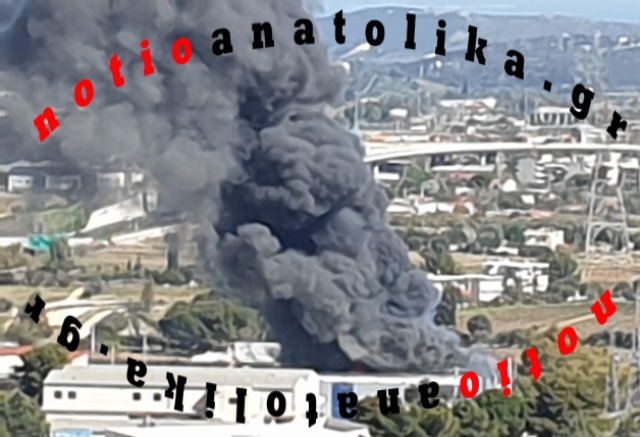 Ορατοί σε όλη την Αττική οι καπνοί από τη μεγάλη πυρκαγιά σε εργοστάσιο στα Γλυκά Νερά! (Φωτός)