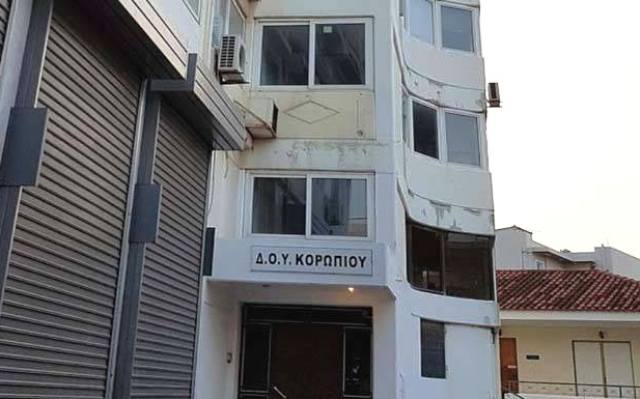 Μεγάλη ουρά, χωρίς προφυλάξεις, έξω από τη ΔΟΥ Κορωπίου! (Φωτός) 