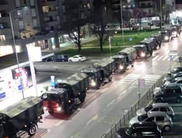 Γροθιά στο στομάχι: Στρατιωτικά φορτηγά μεταφέρουν φέρετρα με νεκρούς του κορωνοϊού για να καούν εκτός πόλης! (Βίντεο)