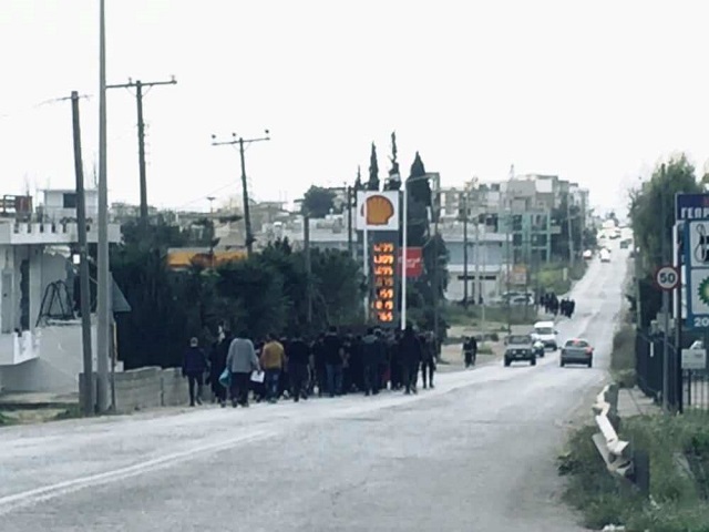 Εικόνα σοκ από κηδεία σε περιοχή της Αττικής – Εκατοντάδες οι συμμετέχοντες –Κανένα μέτρο προφύλαξης! 