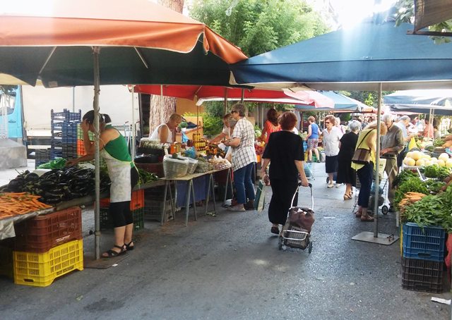 «Σπάνε στα δύο» οι λαϊκές αγορές λόγω κορωνοϊού