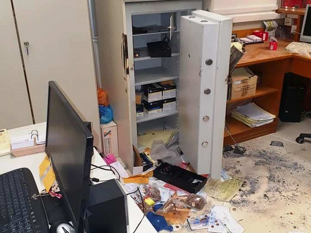 Αρκετές χιλιάδες ευρώ το «κέρδος» των διαρρηκτών του δημαρχείου Μαρκοπούλου! (Φωτός)