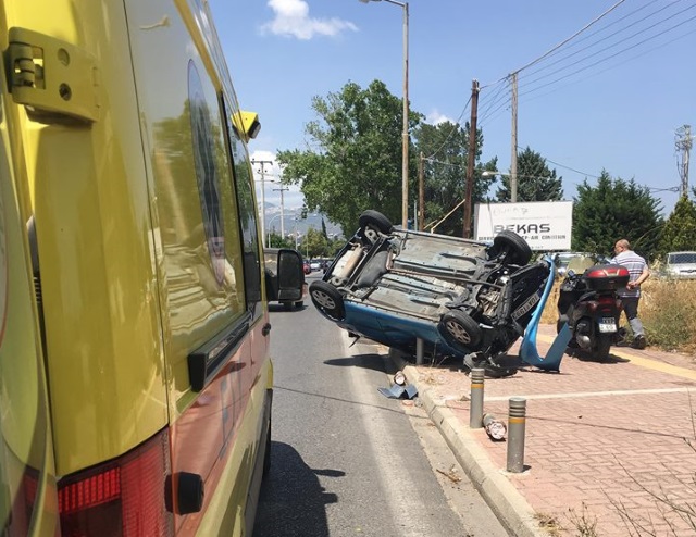 Ασυνήθιστο τροχαίο στη λεωφόρο Σπάτων! (Σοκαριστικές φωτoγραφίες)