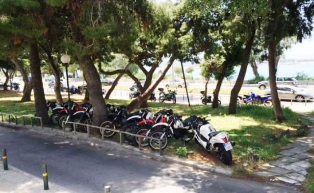 3Β: Το πράσινο είναι για να παρκάρουν οι ασυνείδητοι τις… μοτοσικλέτες τους! 