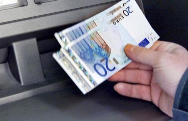 Η κυβέρνηση βάζει φόρο στις αναλήψεις που κάνουμε από τους λογαριασμούς μας! 