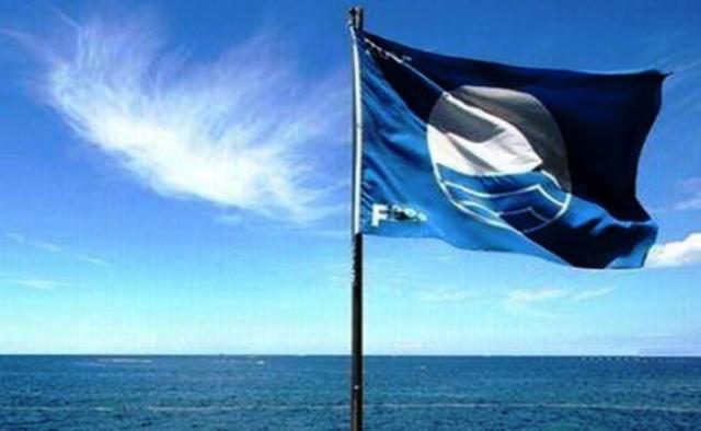 Αυτές είναι οι 11 παραλίες και η 1 μαρίνα της Ανατ. Αττικής που βραβεύθηκαν φέτος με γαλάζια σημαία!
