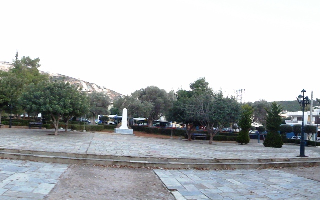Κόντρα επιχειρηματιών για τα τραπεζοκαθίσματα στην πλατεία της Σαρωνίδας! 