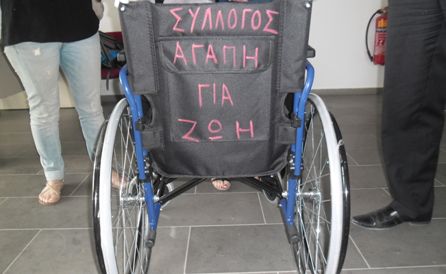 Ο Δήμος Κρωπίας αγόρασε αναπηρικό αμαξίδιο με πλαστικά καπάκια