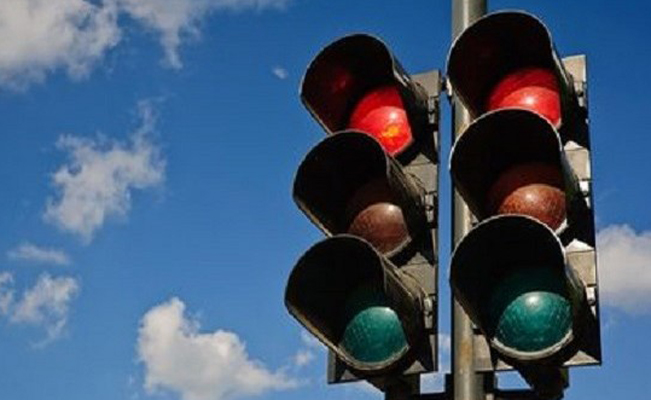 ΣΟΚ στην Αρτέμιδα: Ζητούσαν φανάρι εδώ και 13 χρόνια αλλά κανείς δεν το έβαζε!
