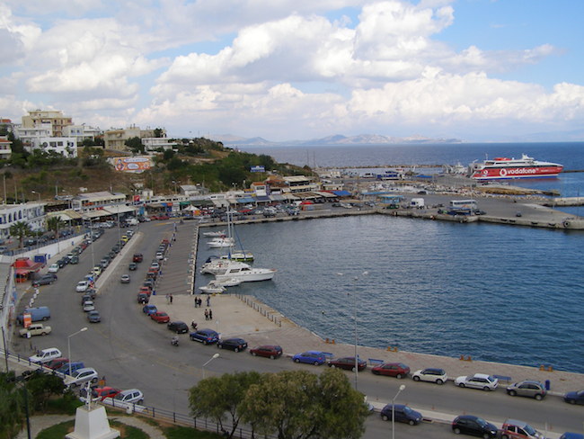ΣΥΜΒΑΙΝΕΙ ΤΩΡΑ: Βουτια στο λιμανι της Ραφήνας για ΙΧ και τον οδηγό του