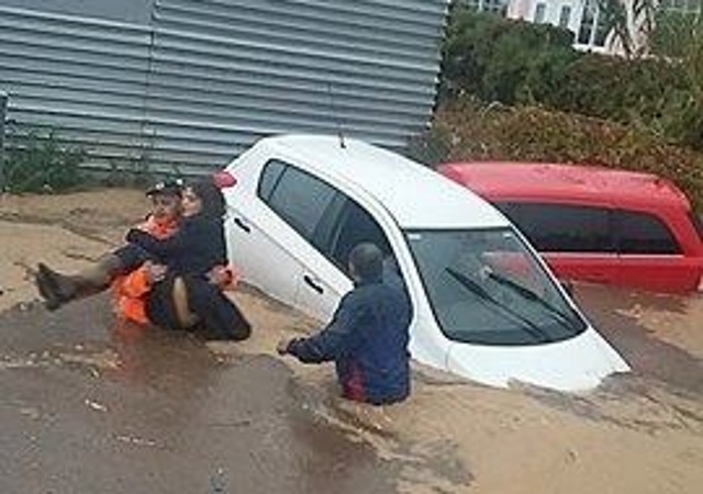 Εικόνες σοκ από τη διάσωση τριών ατόμων στην Απειράνθου στο Λαγονήσι!