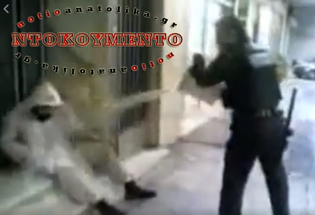 Βίντεο σοκ με αστυνομικό να καταβρέχει με έναν κουβά νερό, ανήμπορο άστεγο!