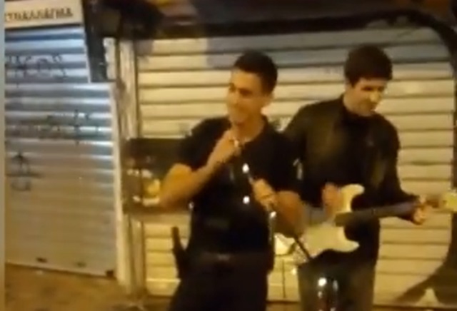 Αστυνομικός στο κέντρο της Αθήνας μάγεψε τους πολίτες τραγουδώντας το «stand by me»! (Βίντεο) 