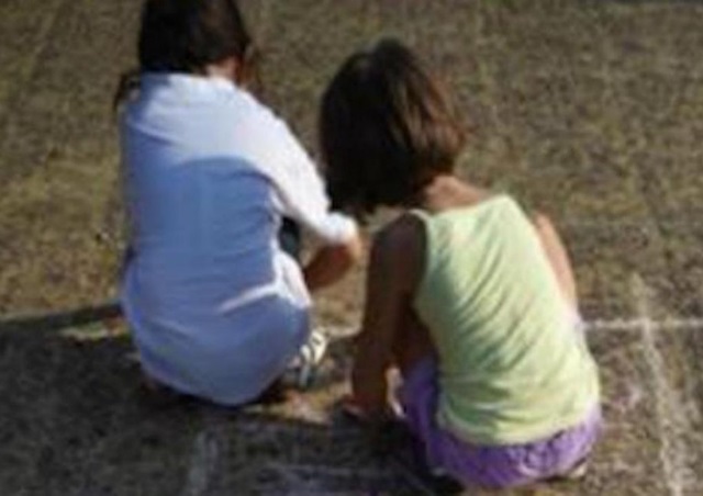 Γονείς εξέδιδαν τα δίδυμα παιδιά τους σε ζευγάρι στην Ανατολική Αττική!