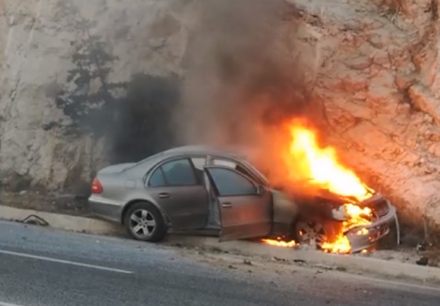 ΙΧ τυλίχθηκε στις φλόγες στην Αθηνών – Σουνίου στα Λιμανάκια Βουλιαγμένης (Βίντεο)